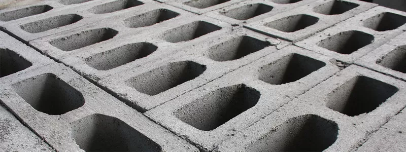 Qual a importância das normas de desempenho para blocos de concreto?