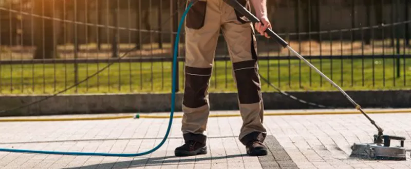 Saiba como realizar a manutenção de pavers e garantir vida à peça